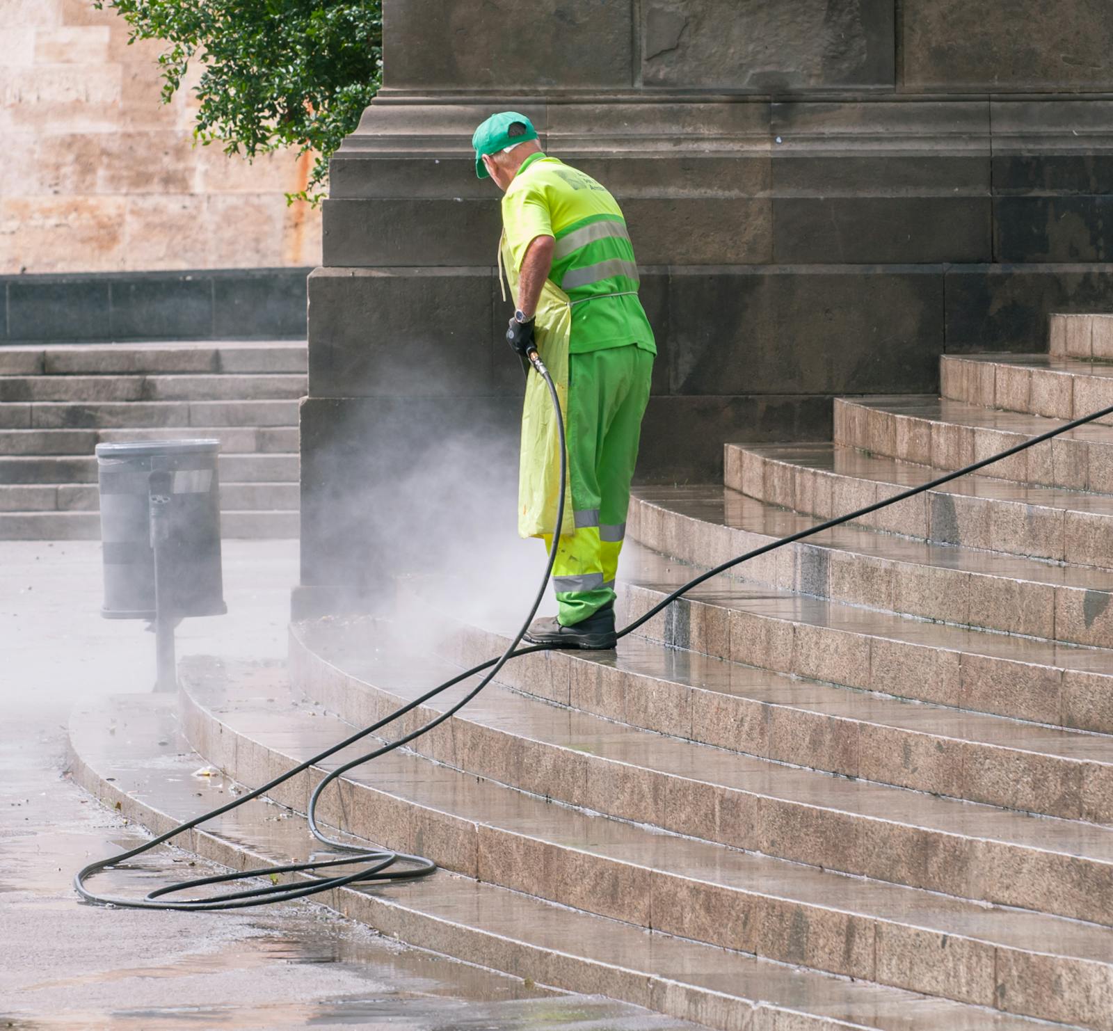 Dachreinigung an einer verschmutzten Dachfläche mit Hochdrucktechnik